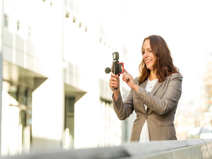 Bianca am Smartphone mit Jacket