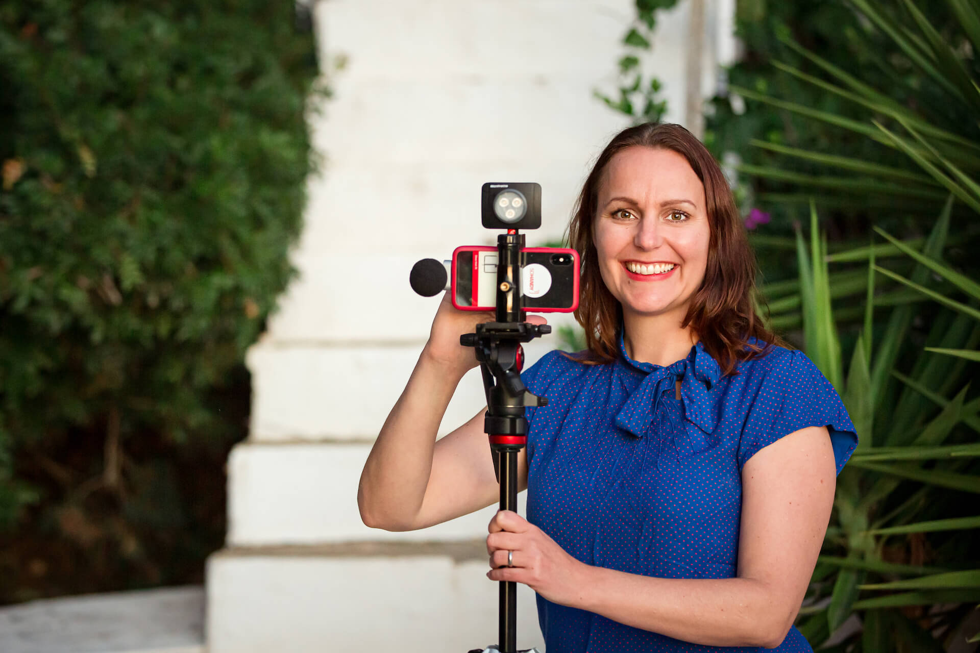 Bianca mit Smartphone Video Ausrüstung auf Stativ